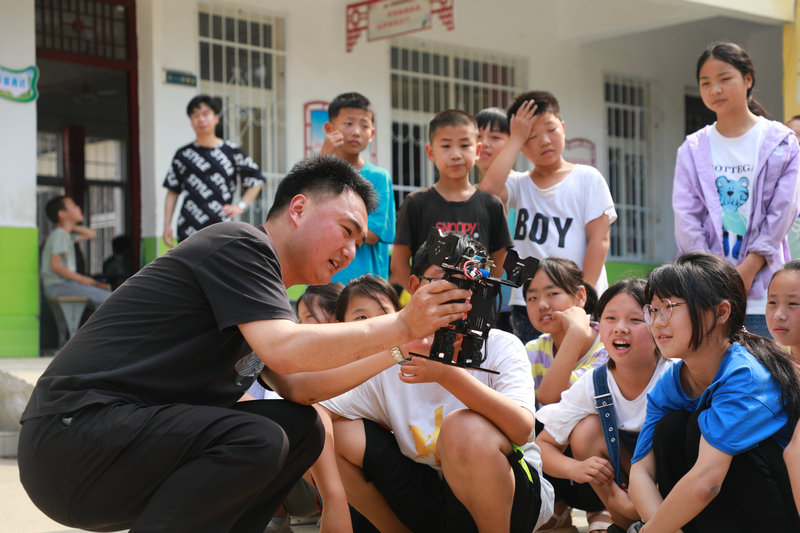 张兵老师向学生展示竞走机器人.JPG